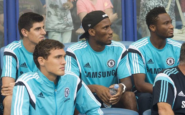 Didier Drogba (uprostřed) se vrátil do Chelsea. I on bude určitě zvědavý, jestli v bráně bude chytat Petr Čech, nebo Belgičan Thibaut Courtois (vlevo).