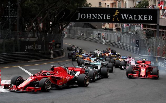 Vozy Ferrari Sebastiana Vettela a Kimiho Räikkönena Během Velké ceny Monaka.