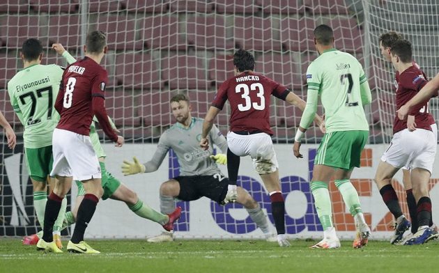 Sparťan Dávid Hancko střílí vyrovnávací gól na 1:1 v utkání Evropské ligy proti Celtiku Glasgow.