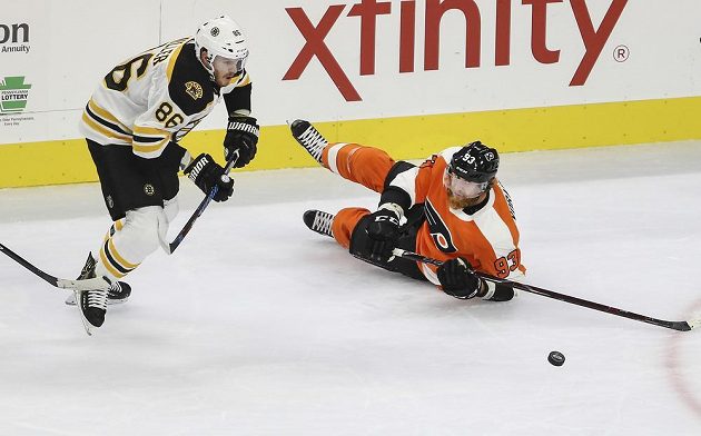 Útočník Philadelphie Flyers Jakub Voráček při plnění defenzivních povinností během duelu s Bostonem.