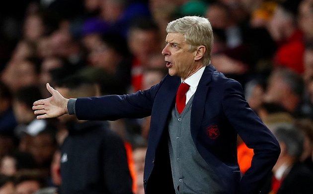 Manažer Arsenalu Arséne Wenger během semifinále Evropské ligy proti Atlétiku Madrid.