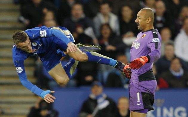 Jamie Vardy z Leicesteru a gólman Watfordu Heurelho Gomes v souboji, po němž se kopala penalta ve prospěch útočníkova týmu.