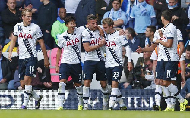 Radost fotbalistů Tottenhamu po jedné z branek, kterou vstřelili Manchesteru City.