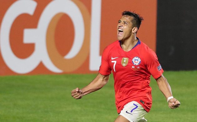 Fotbalový útočník Alexis Sánchez slaví gól, který vstřelil do sítě Japonska.