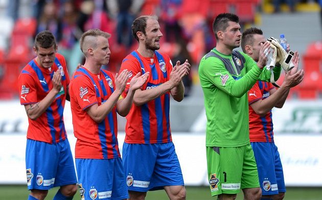 Zklamaní plzeňští fotbalisté děkují fanouškům za podporu po utkání se Znojmem. Zleva Lukáš Hejda, David Limberský, Roman Hubník, Matúš Kozáčik a Radim Řezník.