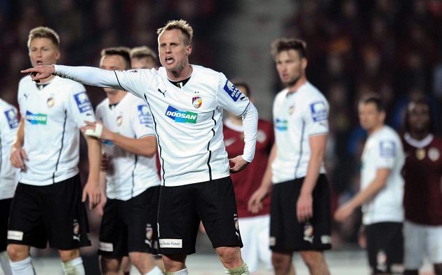Plzeňský obránce David Limberský (vpředu) během utkání 19. kola Gambrinus ligy na hřišti pražské Sparty.