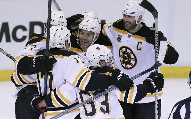 Útočník Bostonu Jarome Iginla (třetí zleva) se raduje se spoluhráči z vítězného gólu proti Detroitu ve čtvrtém utkání prvního kola play off NHL.