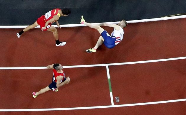 Situace za cílovou čárou. Nor Filip Ingebrigtsen v pádu uhájil bronz, za ním čtvrtý Adel Mechaal ze Španělska. Finiš Jakuba Holuši (v dolní části snímku) přišel pozdě.
