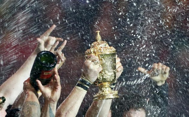 Trofej ragbyových mistrů světa. Malý pohár pro chlapy jako hora zůstává v rukou All Blacks.