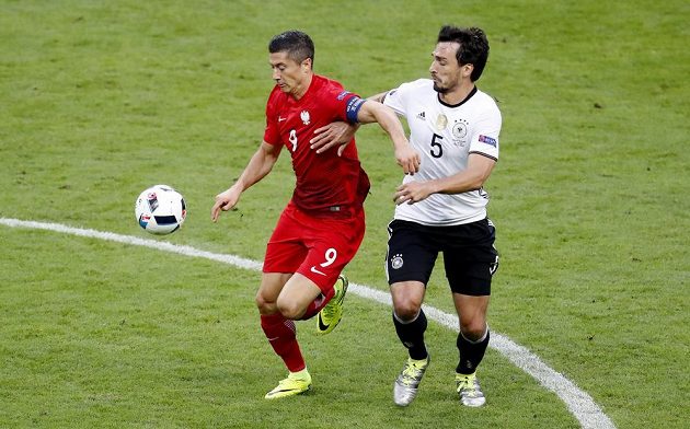 Polský útočník Robert Lewandowski v souboji s německým obráncem Matsem Hummelsem.