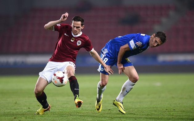 Obránce Sparty Praha Mario Holek (vlevo) v souboji o míč s libereckým Davidem Pavelkou.