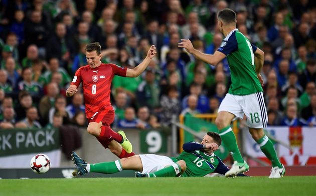 Český záložník Vladimír Darida se snaží projít přes dvojici bránících hráčů Severního Irska. Nejblíže k Daridovi je Oliver Norwood.