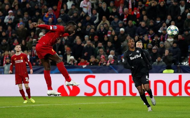 Naby Keita (druhý zleva) střílí hlavou první gól Liverpoolu v utkání Ligy mistrů v Salcburku.