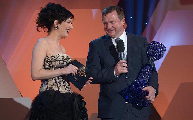 Moderátorka večera Tereza Kostková a trenér roku Pavel Vrba během vyhlášení ankety Fotbalista roku 2013.