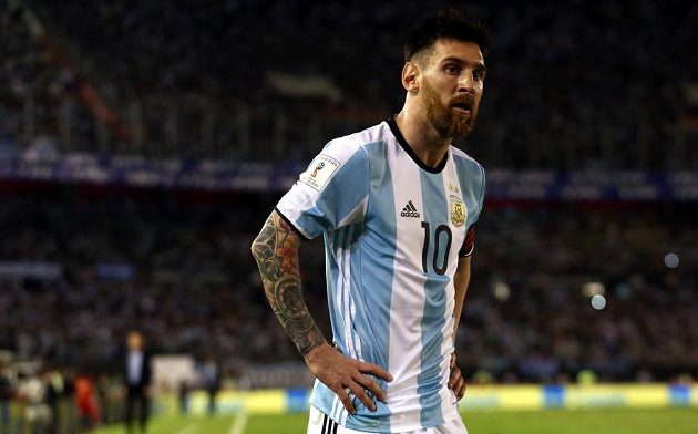 Argentinec Lionel Messi vstřelil v utkání kvalifikace o postup na MS 2018 proti Chile z penalty vítězný gól a mohl mít radost. Během utkání se ale často zlobil a nadával rozhodčím.