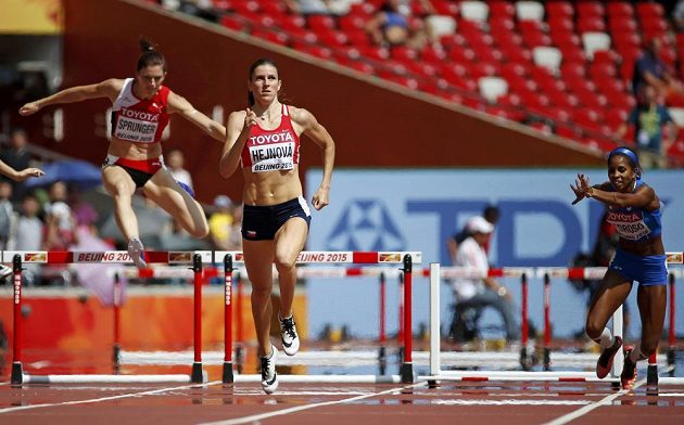 Zatímco Yadisleidis Pedrosová z Itálie (vpravo) padá, Zuzana Hejnová míří s přehledem do cíle jako první.