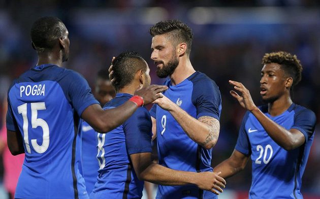 Francouz Olivier Giroud (druhý zprava) oslavuje jednu z branek proti Skotsku.