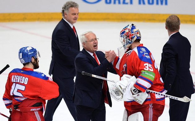 Trenér Lva Praha Václav Sýkora (uprostřed) a brankář Petri Vehanen oslavují vítězství a postup do finále KHL.