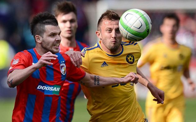 Michal Ďuriš z Plzně (vlevo) a Jiří Krejčík v utkání 24. kola Gambrinus ligy.