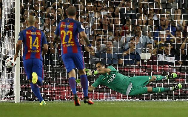 Brankář Barcelony Claudio Bravo (vpravo) likviduje penaltu v zápase proti Seville.