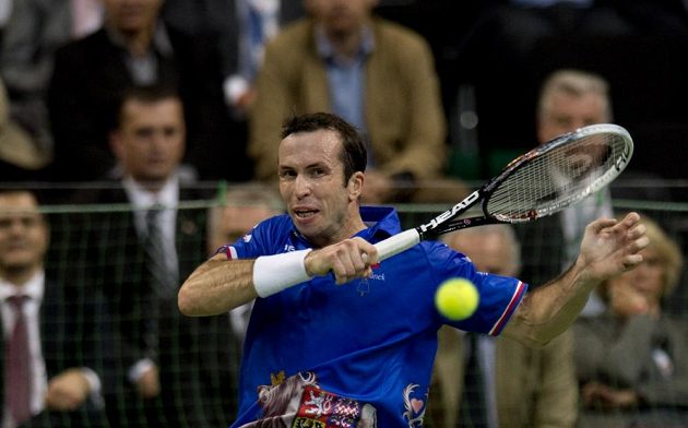 Český reprezentant Radek Štěpánek v utkání finále Davisova poháru proti srbské jedničce Novaku Djokovičovi.