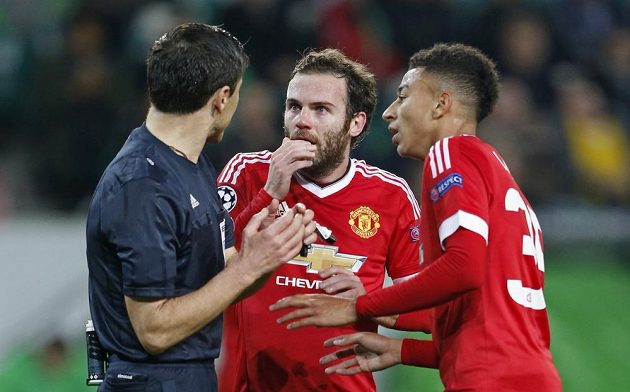 Fotbalisté Manchesteru United Jesse Lingard (vpravo) a Juan Mata diskutují s rozhodčím Miloradem Mažičem.