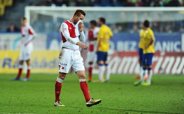 Vyloučený záložník Slavie Marcel Gecov opouští trávník teplického stadiónu Na Stínadlech.