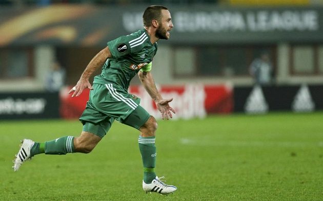Fotbalista Rapidu Vídeň Steffen Hofmann slaví gól proti Plzni v Evropské lize.