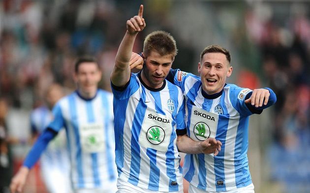 Fotbalisté Mladé Boleslavi Pavel Šultes (vlevo) a Jan Bořil oslavují druhý gól proti pražské Slavii.