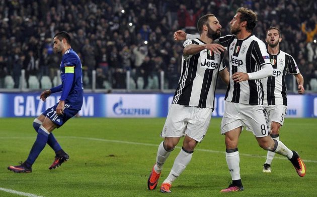Útočník Juventusu Gonzalo Higuaín (třetí zprava) slaví se spoluhráči gól proti Lyonu.