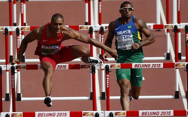 Americký desetibojař Ashton Eaton při běhu na 110 m překážek na mistrovství světa v atletice v čínském Pekingu.