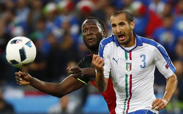 Belgičan Romelu Lukaku (vlevo) a Ital Giorgio Chiellini bojují o to, kdo bude u míče ve výhodnější pozici.