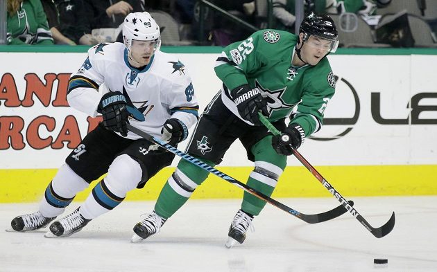 Útočník týmu Dallas Stars Jiří Hudler (vpravo) na snímku s křídelníkem San Jose Sharks Mikkelem Boedkerem (89) během utkání NHL.