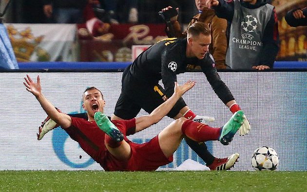 Útočník AS Řím Edin Džeko a jeho gesto poté, co byl faulován v pokutovém území v utkání Ligy mistrů s Barcelonou.