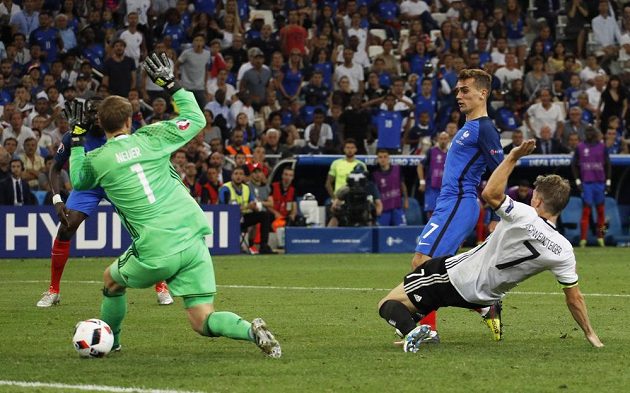 Francouz Antoine Griezmann (druhý zprava) střílí gól německému brankáři Manuelu Neuerovi (vlevo).