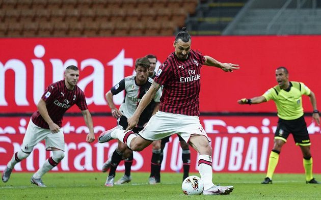 Hvězdný útočník Zlatan Ibrahimovič nastartoval gólem z penalty obrat AC Milán v utkání s Juventusem.