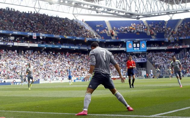 Cristiano Ronaldo z Realu Madrid jásá po prvním ze svých pěti gólů proti Espaňolu.