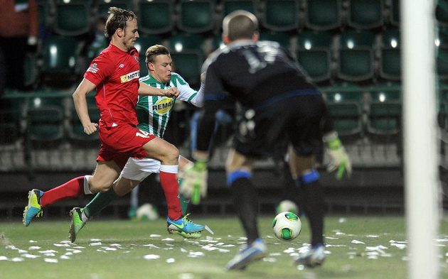 Pavel Košťál z Brna (vlevo) a Petr Nerad z Bohemians 1905 během utkání 16. kola Gambrinus ligy.