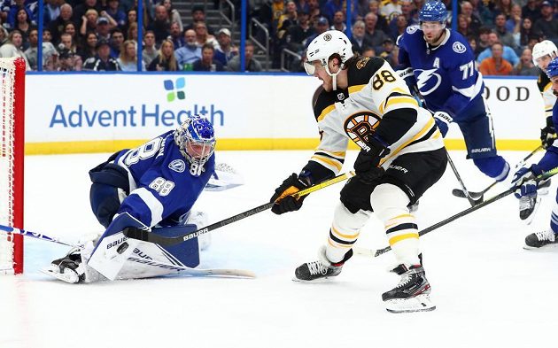 Hokejový útočník David Pastrňák (88) střílí na branku Tampy Bay Lightning v utkání NHL.