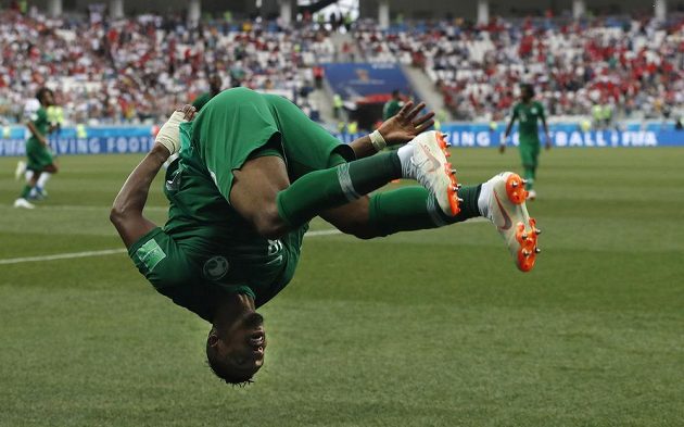 Salto v podání střelce Saúdské Arábie Sálima Davsárího během utkání MS s Egyptem.