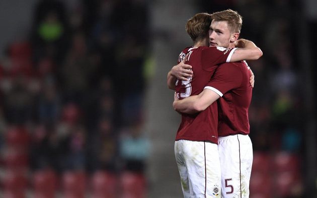 Fotbalisté Sparty Praha Ladislav Krejčí (vlevo) a Jakub Brabec se radují z gólu proti Dukle.