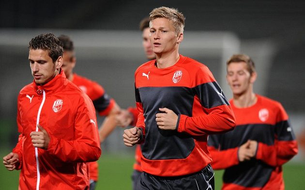Plzeňský stoper Václav Procházka (vpředu vpravo) a záložník Viktorie Jan Kovařík (vlevo) na středečním předzápasovém tréninku před úvodním utkáním osmifinále Evropské ligy.