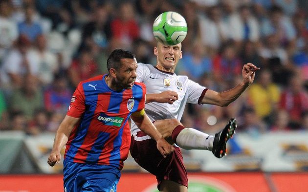 Plzeňský záložník Pavel Horváth (vlevo) a Pavel Kadeřábek ze Sparty bojují o míč.
