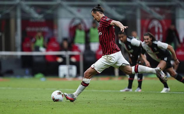 Hvězdný útočník Zlatan Ibrahimovič nastartoval gólem z penalty obrat AC Milán v utkání s Juventusem.