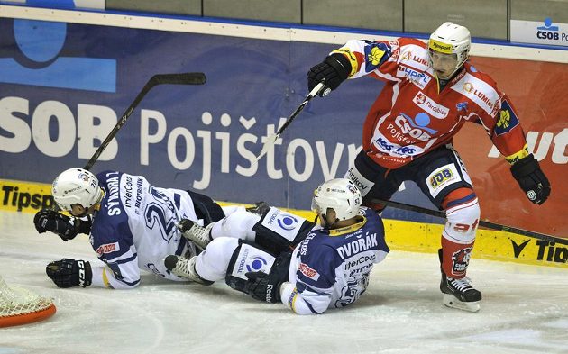 Útočníci Plzně (zleva) Tomáš Sýkora a Michal Dvořák a pardubický obránce Tomáš Mojžíš.