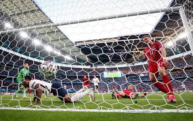 Gól! Semifinále je srovnáno na 1:1 poté, co si Dán Simon Kjaer (druhý zprava) vstřelil vlastní gól.