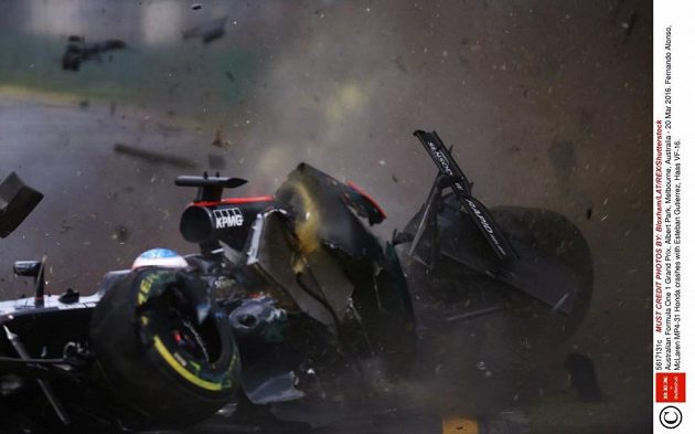 Nehoda Estebana Gutierreze z Haas F1 Teamu s Fernandem Alonsem z McLarenu při GP Austrálie.