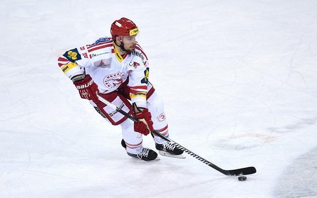 Třinecký obránce Rostislav Klesla během čtvrtého semifinálového utkání play off extraligy se Spartou.
