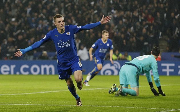 Útočník Leicesteru Jamie Vardy slaví gól proti Chelsea v dohrávce 16. kola Premier League.