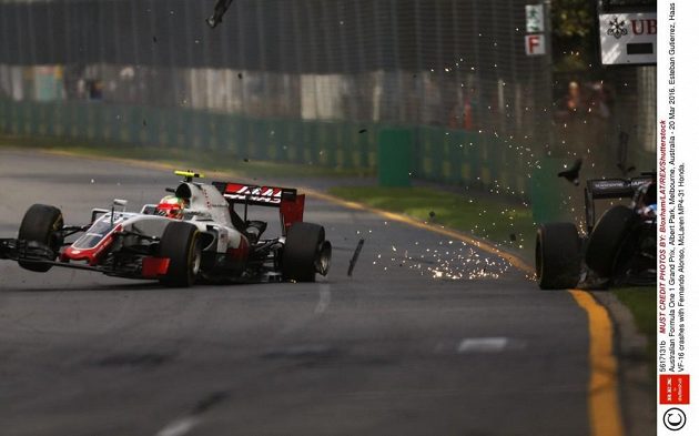 Nehoda Estebana Gutierreze z Haas F1 Teamu (vlevo) s Fernandem Alonsem z McLarenu během 18. kola GP Austrálie.